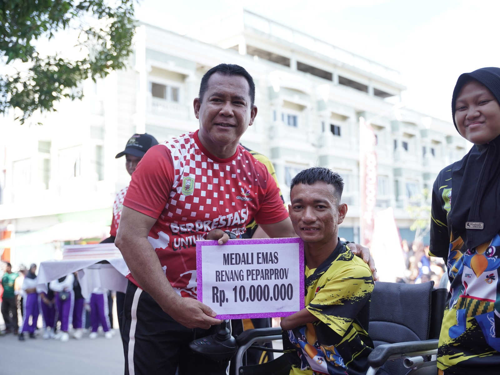 JUARA: Pj Bupati Sanggau menyerahkan hadiah kepada pemenang medali emas renang Peperfrov.