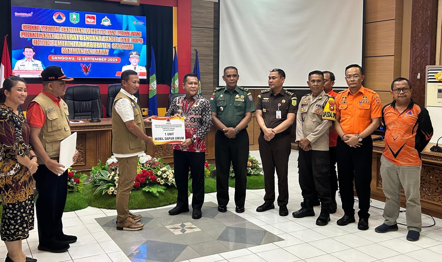 BANTUAN: Badan Nasional Penanggulangan Bencana (BNPB) saat menyerahkan bantuan kepada Pj Bupati Suherman.