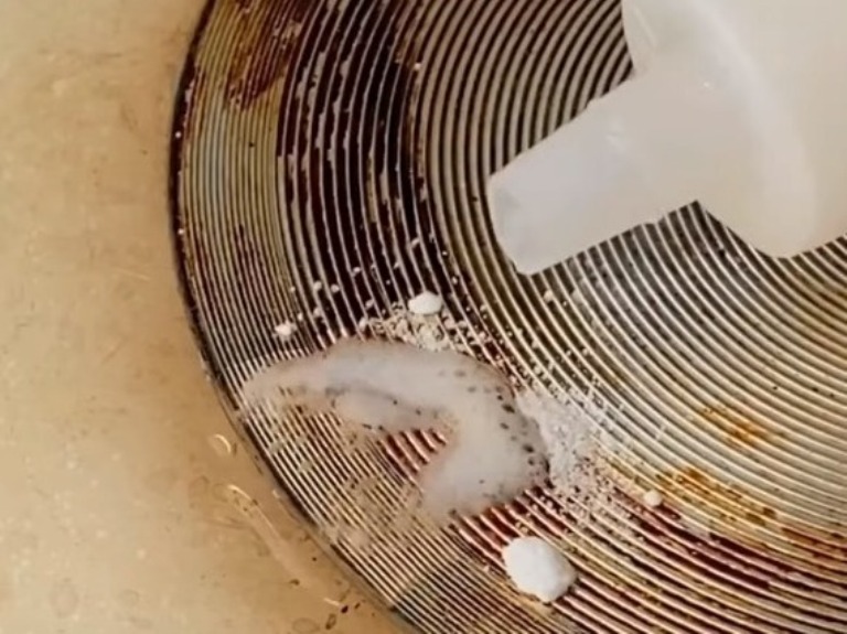 Tips membersihkan kerak gosong di teflon dengan baking soda dan cuka. (Youtube/ @nyonyarumah)