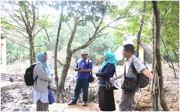 WAWANCARA: Kegiatan wawancara dengan mantan kepala desa Bapak Ilham dan Presiden BUMDes Ibu Yuli di Kawasan wisata mangrove Desa Mendalok Kecamatan Sungai Kunyit Kabupaten Mempawah.