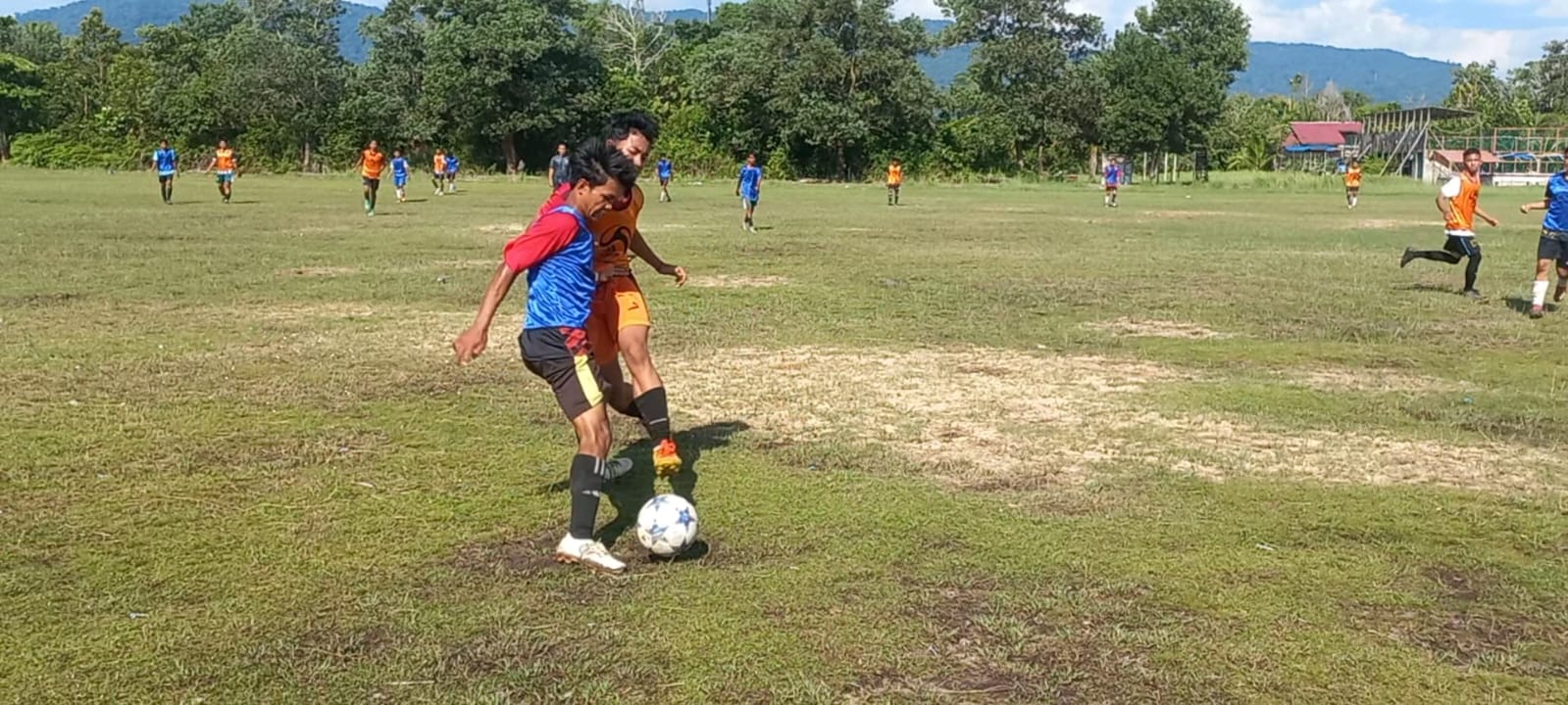 LATIHAN: PSSI Kayong Utara saat melakukan seleksi di lapangan Sepakbola Pesikara, Koto Sukadana, Kayong Utara. (DANANG PRASETYO/PONTIANAK POST)