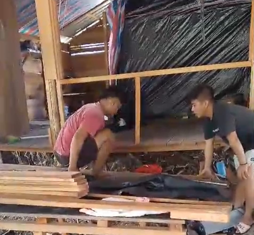 DIBONGKAR: Proses pembongkaran tempat hiburan malam yang ada di lokasi PETI. (ISTIMEWA)