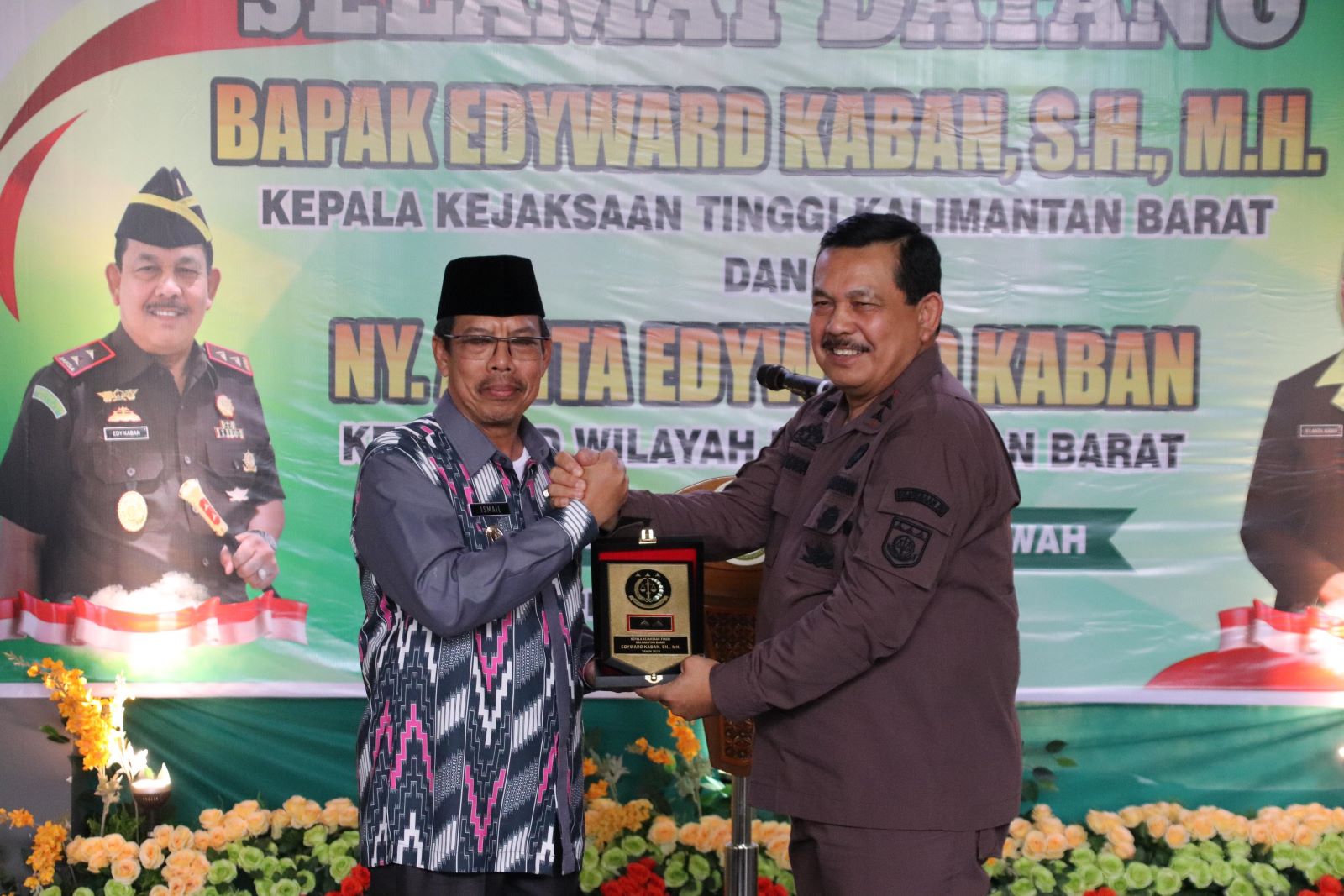 KUNJUNGAN: Pj BUpati Mempawah, Ismail saat menerima kunjungan Kejati Kalbar, Edyward kaban.(ISTIMEWA)