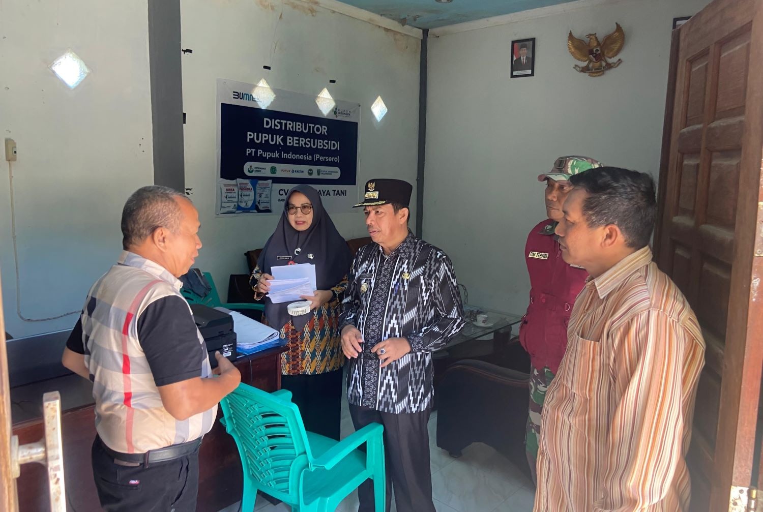 SIDAK: Pj Bupati Ismail saat memimpin Sidak pupuk subsidi.(ISTIMEWA)