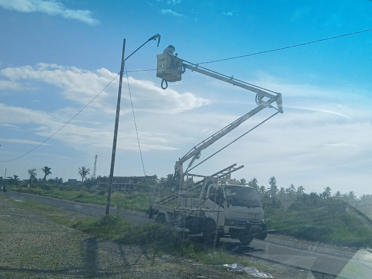 TAWON: Petugas BPBD bersama Dishub Mempawah membersihkan sarang tawon yang meresahkan warga di jalan kawasan Patoka.(ISTIMEWA)