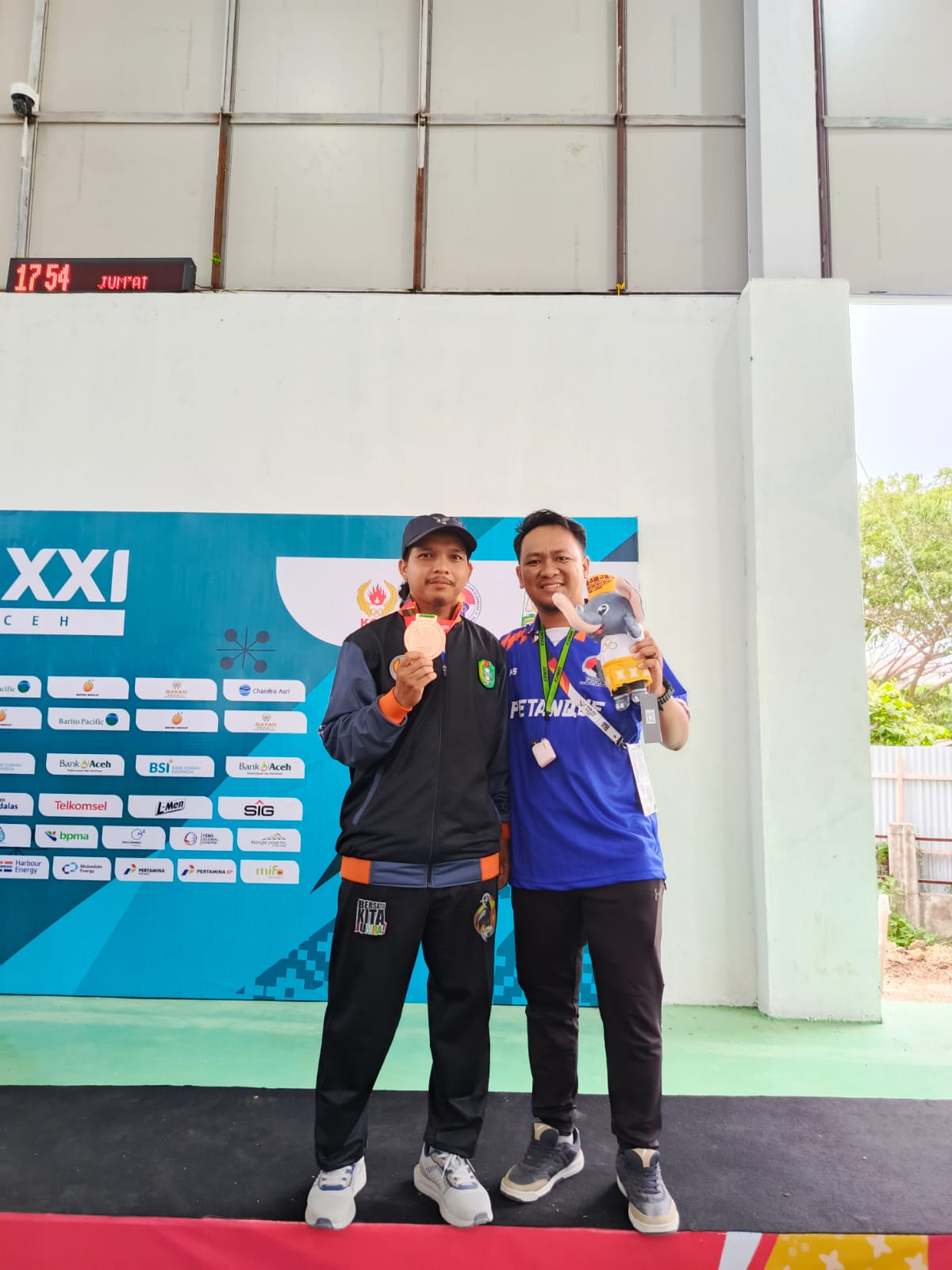 Ahmad Rosadi (kiri) bersama pelatih petanque Kalbar.