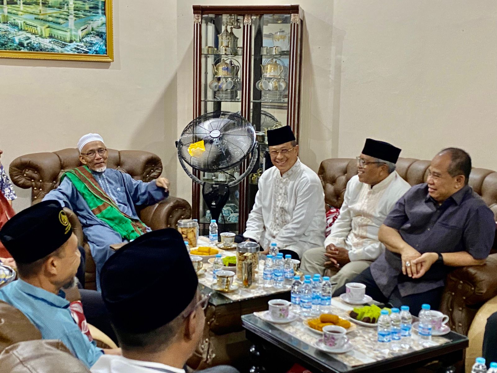 BINCANG : Bakal calon wagub Kalbar Didi Haryono berbincang dengan pengurus Ponpes Ushuluddin Singkawang, Jumat (13/9).