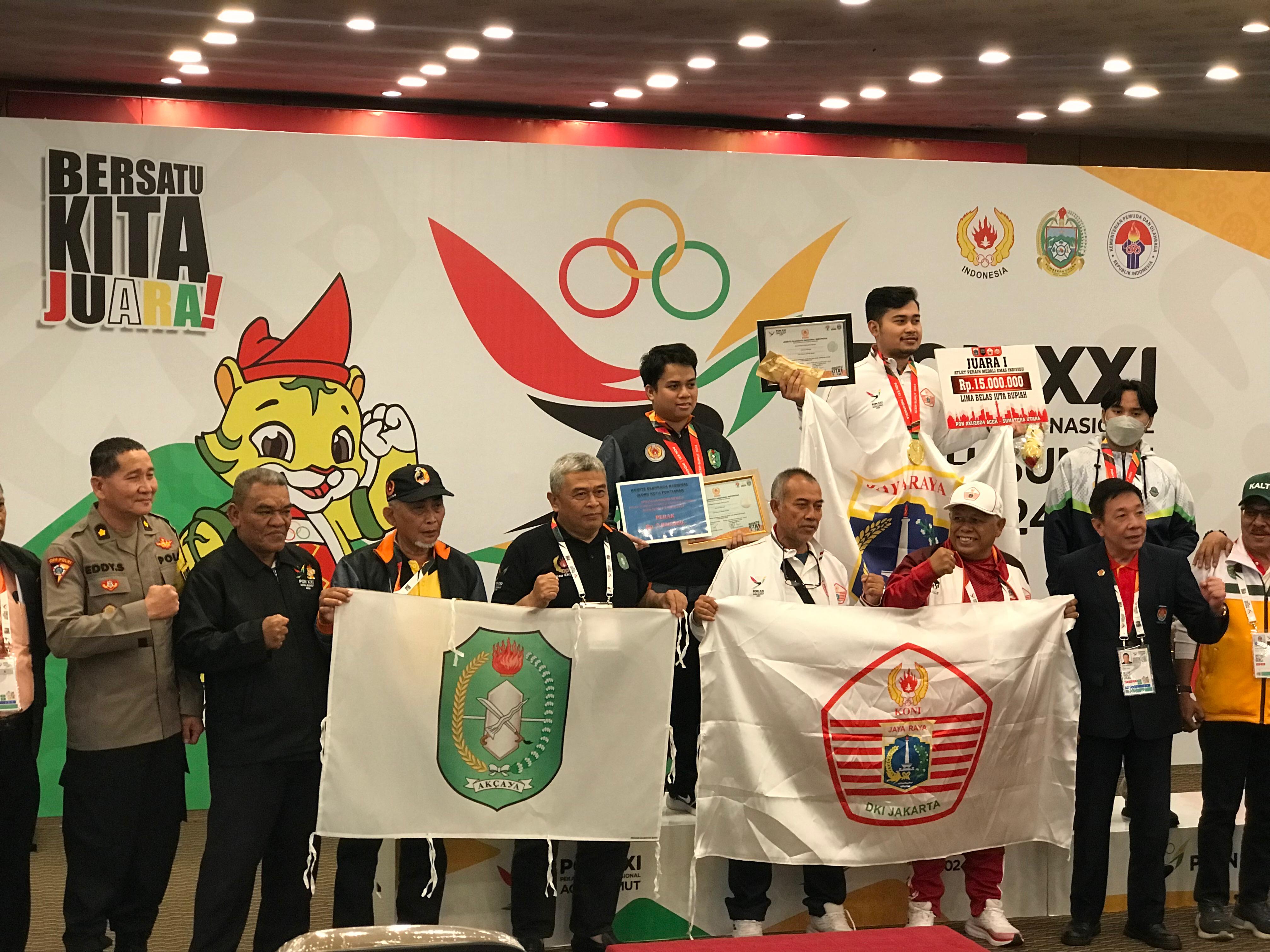 Pecatur Kalbar Kamalsyah saat meraih medali perak pada PON XXI Aceh.