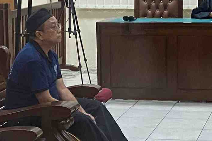 Majelis hakim menjatuhkan vonis 1 tahun dan 6 bulan penjara kepada Zainal Muttaqin. (Prokal (Jawa Pos Grup))