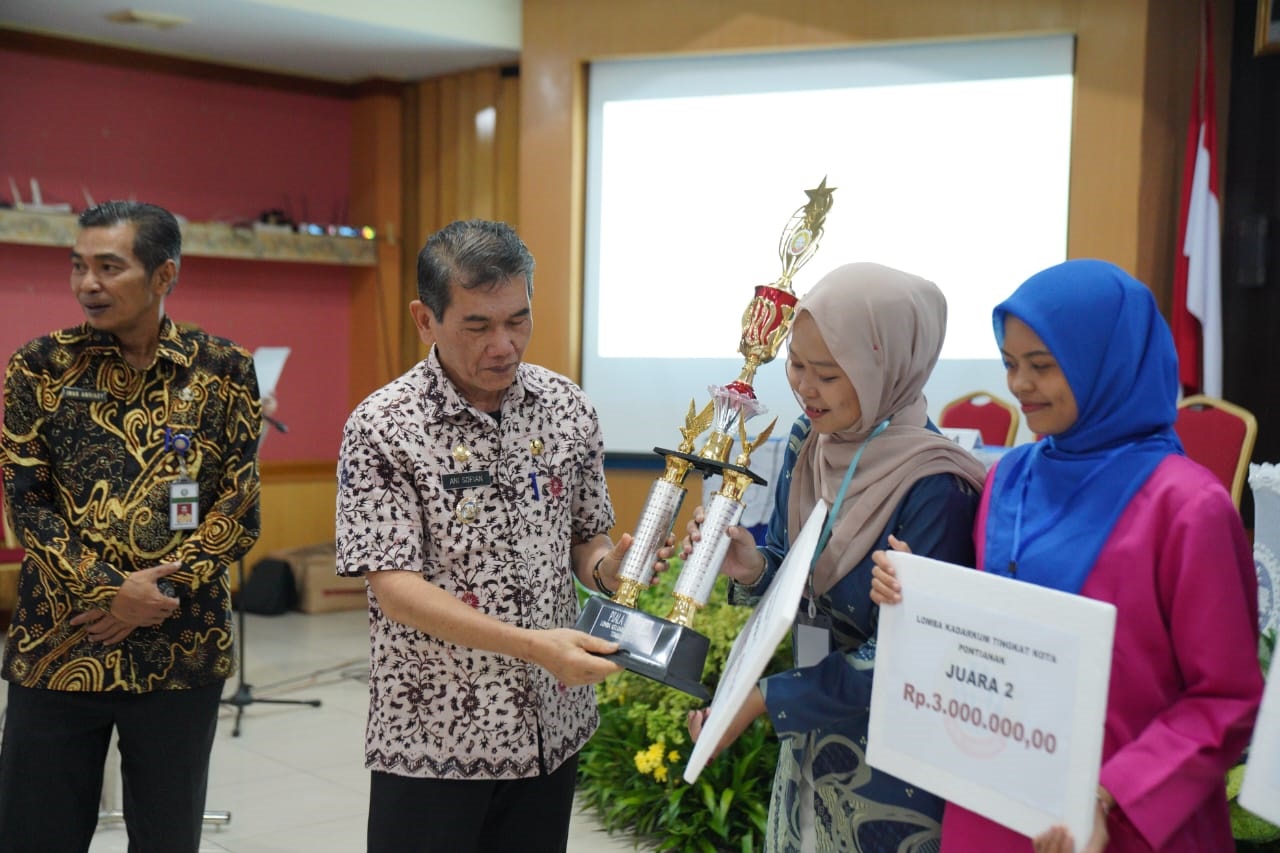 DAMPAK POSITIF: Penjabat Wali Kota Pontianak Ani Sofian berharap lomba tidak hanya menambah wawasan, tetapi juga memacu pembinaan kadarkum yang dapat memberikan dampak positif.