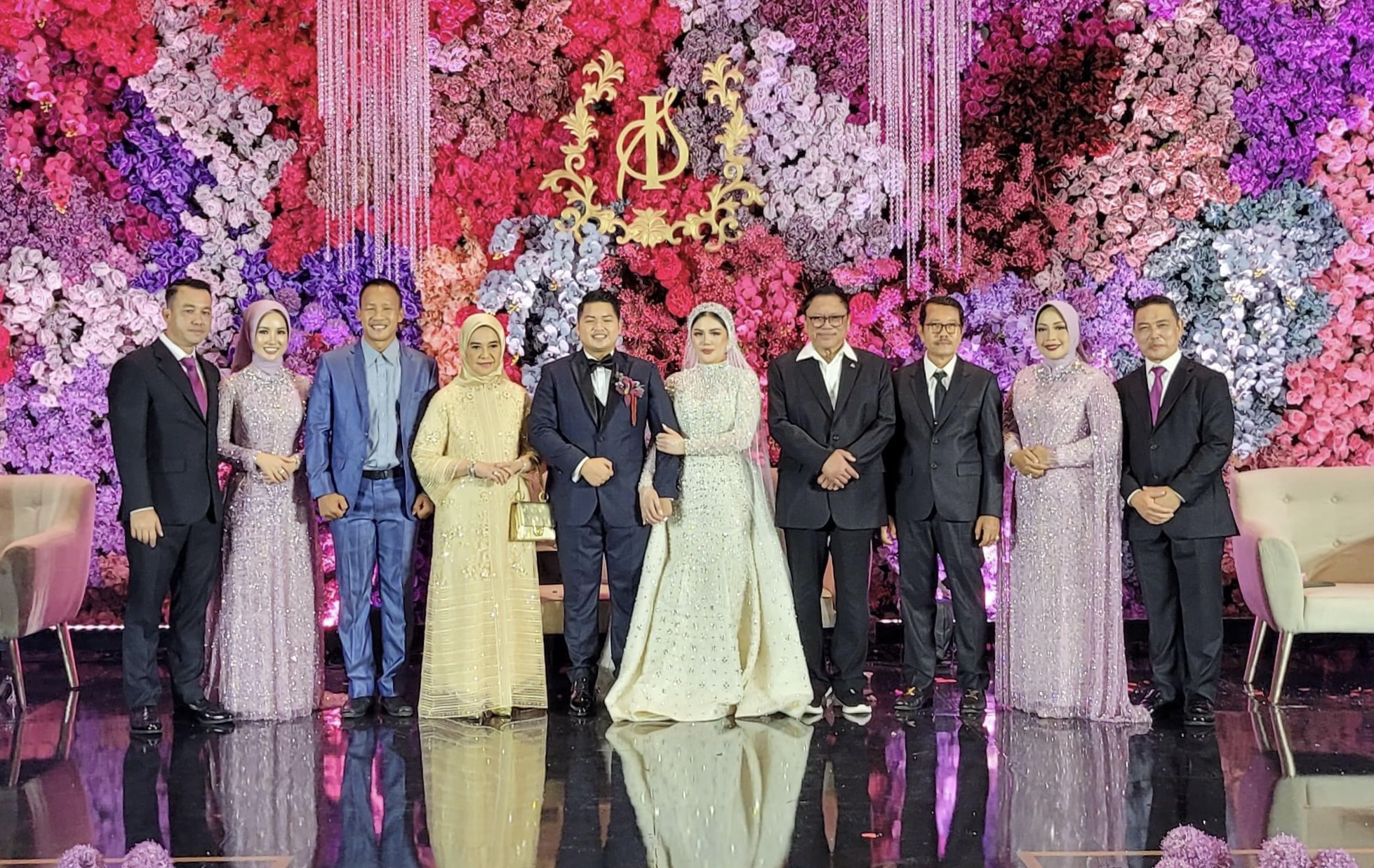 OSO dan Daud Jordan berfoto bersama kedua mempelai yang merupakan anak dari Ria Norsan dan H Roby.