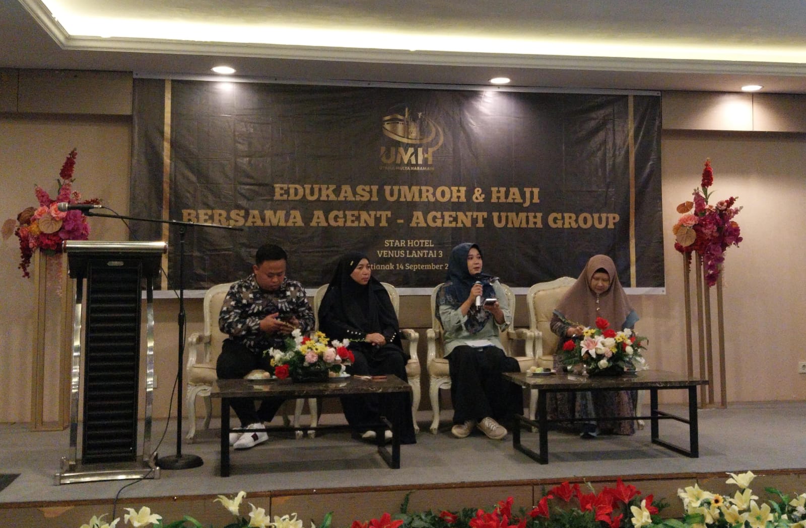 EDUKASI : Sejumlah pembicara memberikan paparannya dalam kegiatan edukasi umrah dan haji yang digelar oleh PT UMH, Sabtu (14/9).&nbsp;SITI/PONTIANAK POST