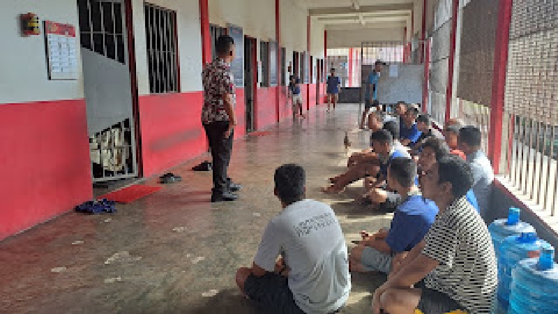 Rutan Sambas melaksanakan razia insidentil di kamar warga binaan dipimpin oleh Kepala KPR Rutan Sambas, Rizky Fadila pada Sabtu (14/9). (ISTIMEWA)
