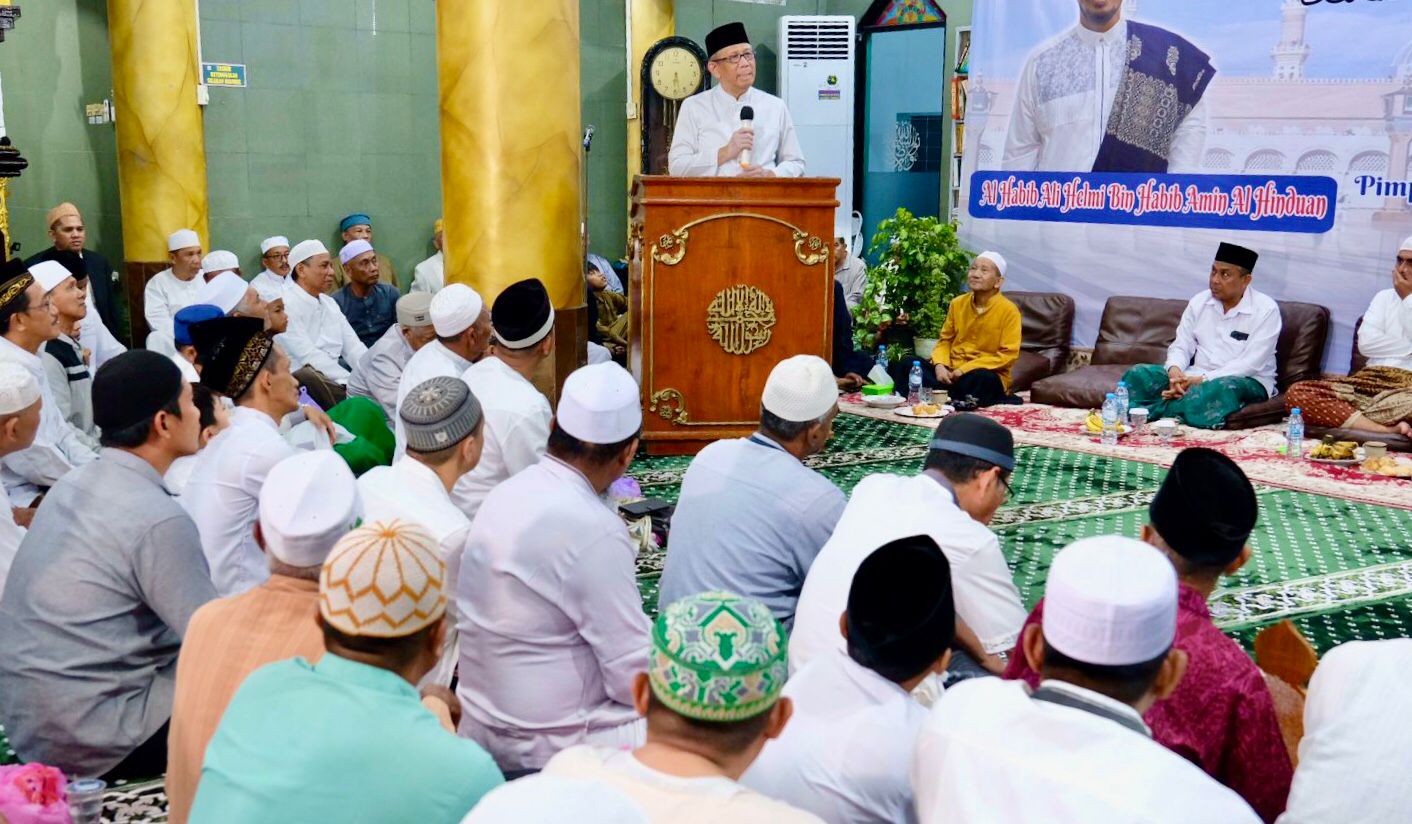 SAMBUTAN : Sutarmidji memberikan sambutan saat hadir pada peringatan Maulid Nabi Muhammad SAW 1446 Hijriah di Masjid Agung Al-Falah Pontianak, Sabtu (14/9).