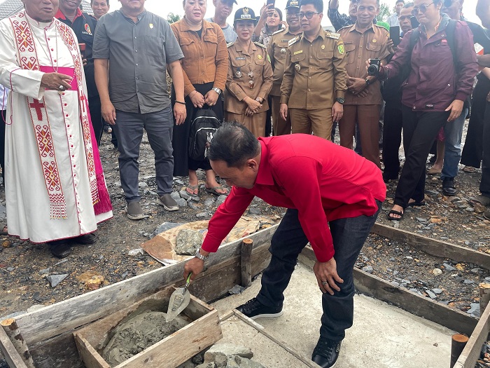 MULAI DIBANGUN: Bakal Calon Wakil Gubernur Kalbar, Krisantus Kurniawan saat peletakan batu pertama pembangunan Gedung Pastoral Paroki Sambas, Selasa (10/9).