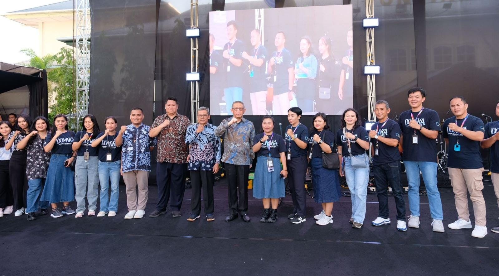 BERSAMA : Bakal Calon Gubernur Kalbar, Sutarmidji foto bersama saat menghadiri puncak perayaan HUT ke-61 SMA Santo Paulus Pontianak, Sabtu (14/9).