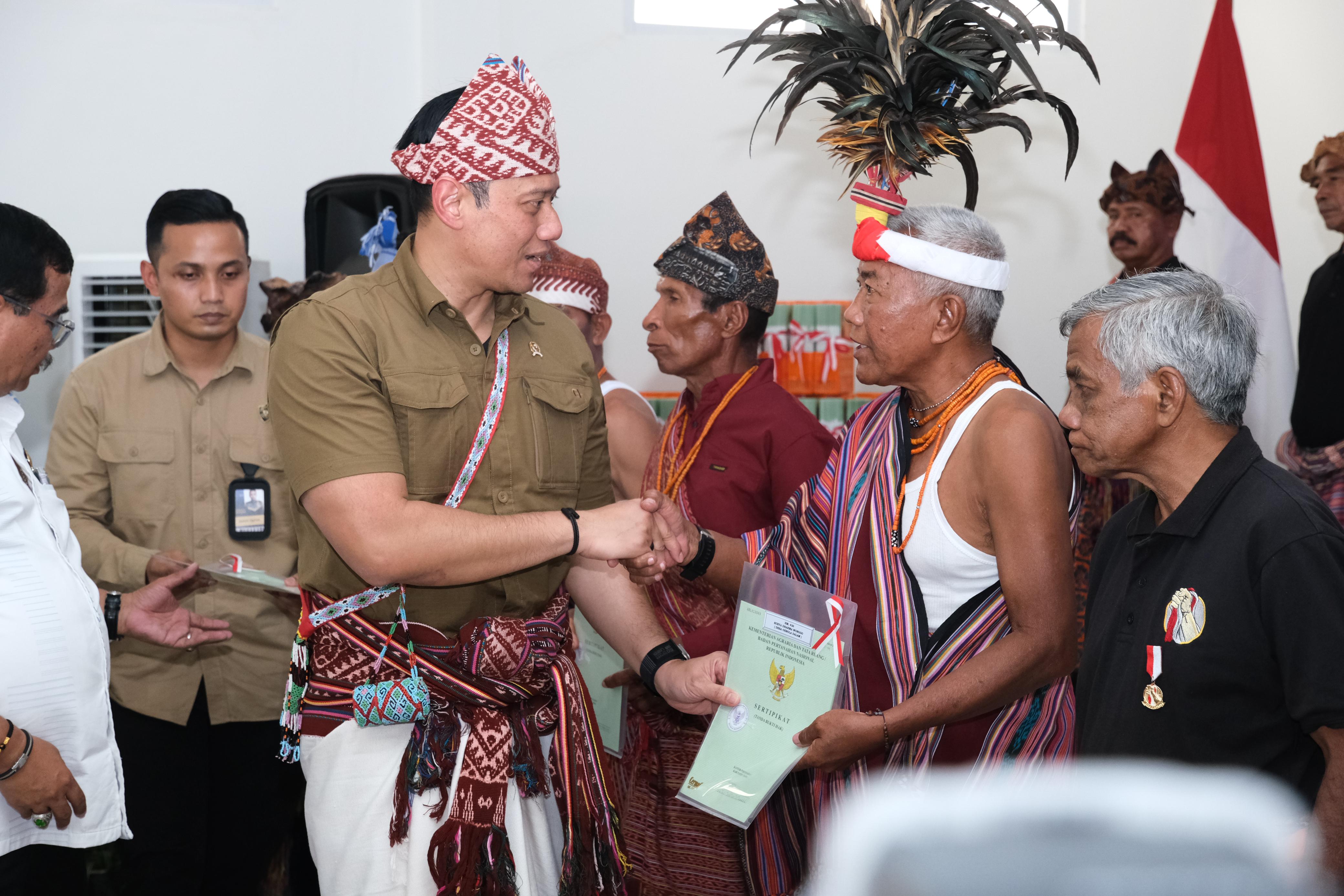 Menteri AHY serahkan sertipikat hasil dari program Redistribusi Tanah kepada masyarakat eks Timor Timur di Desa Oebola Dalam, Kecamatan Fatuleu, Kabupaten Kupang, Provinsi Nusa Tenggara Timur (NTT).