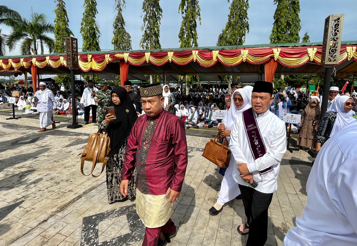 Pembina BKMT Propinsi Kalbar, Ria Norsan bersama Raja Tayan Gusti Yusri disambut ribuan ibu-ibu dalam acara tabligh akbar di Keraton Tayan.