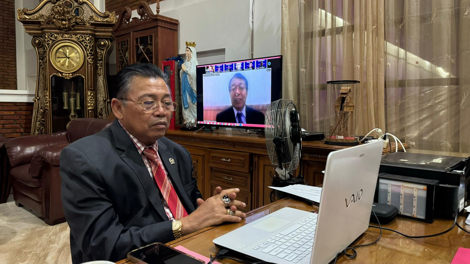 //foto/// Anggota Komisi VII DPR RI, Cornelis saat mengikuti sidang promosi Doktor Honoris Causa (HC) secara virtual.