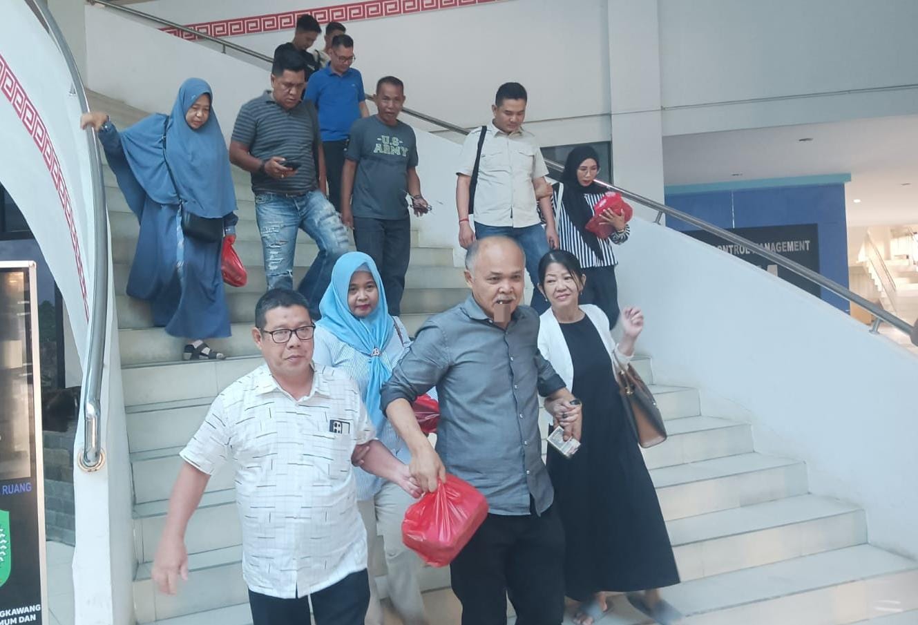 Tersangka HA (baju putih, berkacamata) mengikuti gladi bersih pelantikan DPRD Singkawang di ruang balairungsari Kantor Wali Kota Singkawang, Senin (16/9). (HARI KURNIATHAMA/PONTIANAK POST)