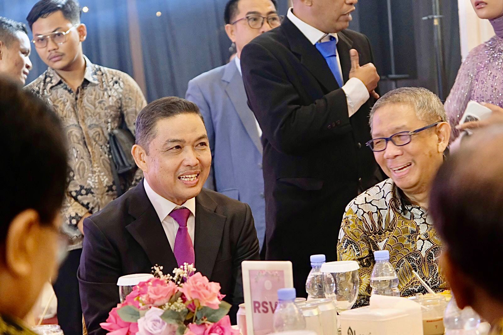 Sutarmidji berbincang santai dengan Norsan saat menghadiri resepsi pernikahan putra sulung Norsan di Qubu Resort, Kabupaten Kubu Raya, Minggu (15/9).