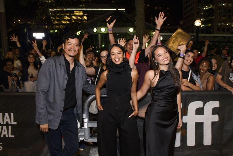 Sutradara Timo Tjahjanto, aktris Hana Malasan dan Aurora Ribero saat menghadiri Festival Film Internasional Toronto pada Minggu (15/9) malam. (ANTARA/HO-Netflix)