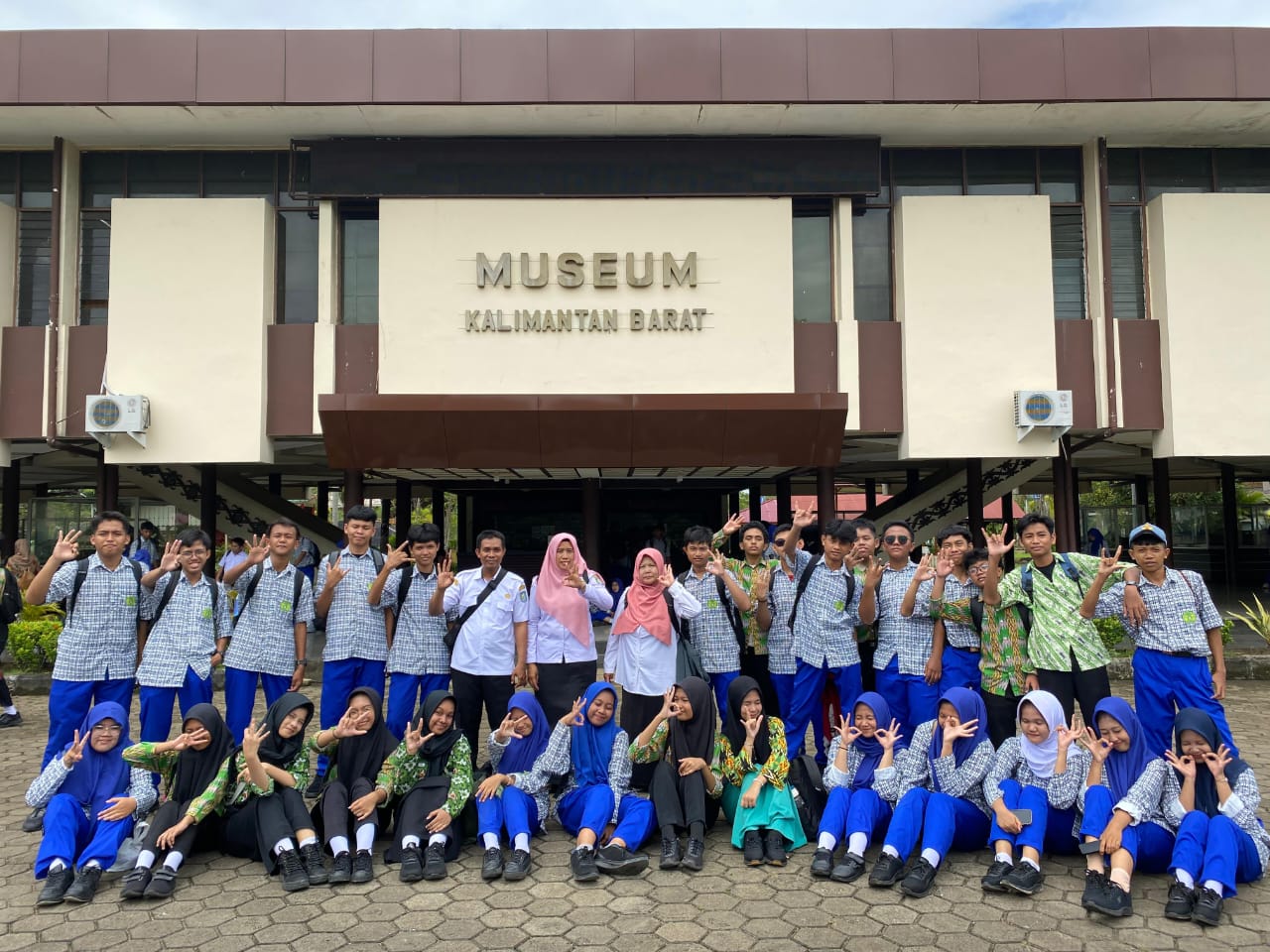 Pelajar SMAN2 Pontianak mengunjungi Musem Kalimantan Barat beberapa waktu lalu. (ALFIATUL HIDAYAH/PONTIANAK POST)
