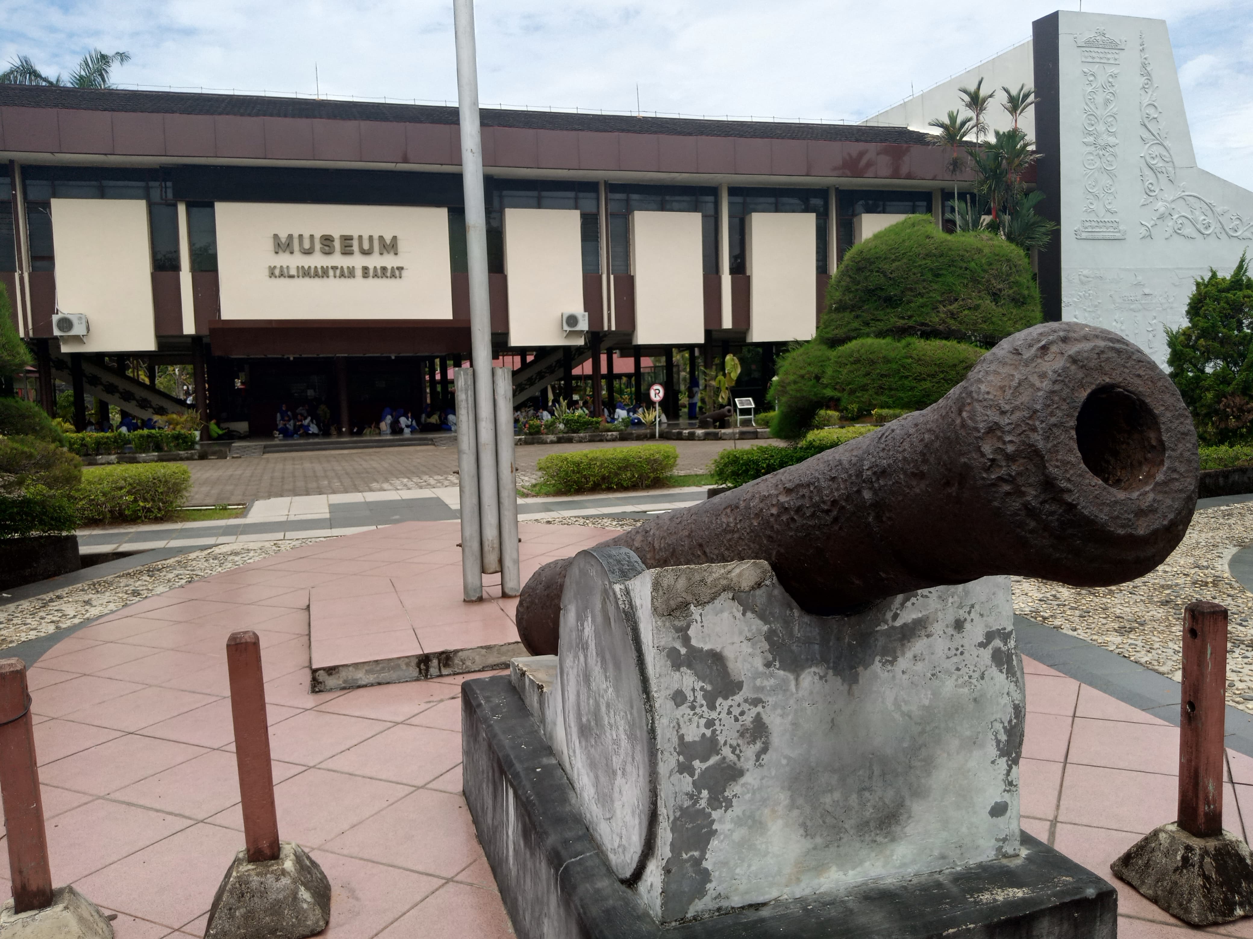 Meriam peninggalan VOC terpajang di depan Museum Kalimantan Barat. (HIFNU SYA