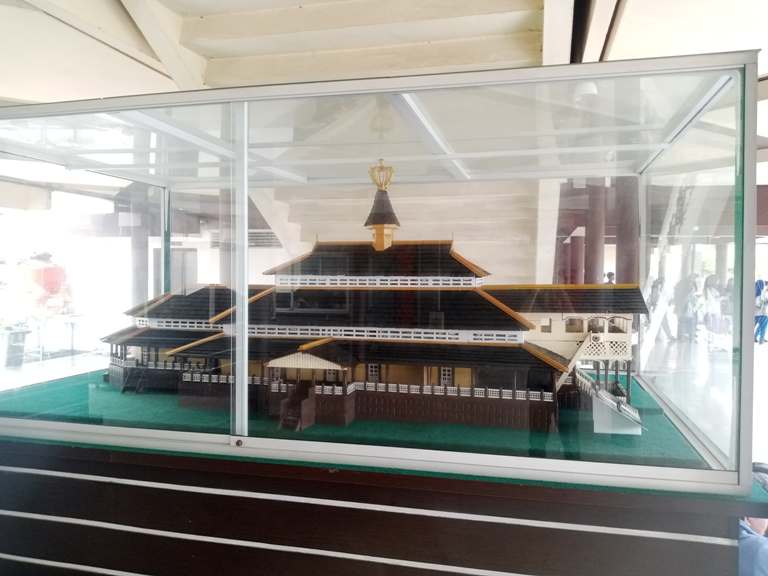 Salah satu miniatur bangunan yang dipamerkan di Museum Kalimantan Barat. (MAHMUD RUSDINI/PONTIANAK POST)