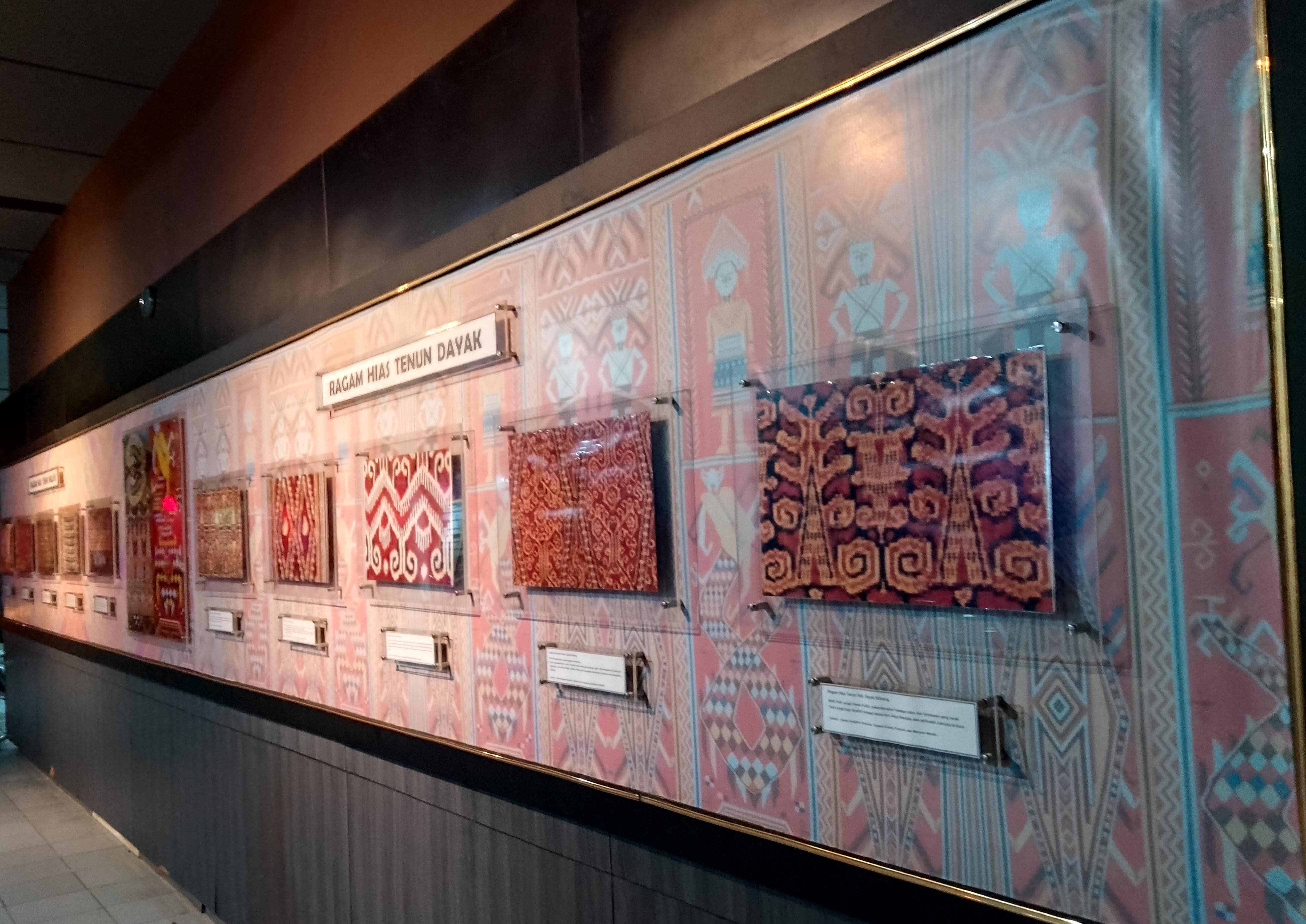 Deretan koleksi tenun khas di Musem Kalimantan barat. (MELLI NURHOLIFAH/PONTIANAK POST)