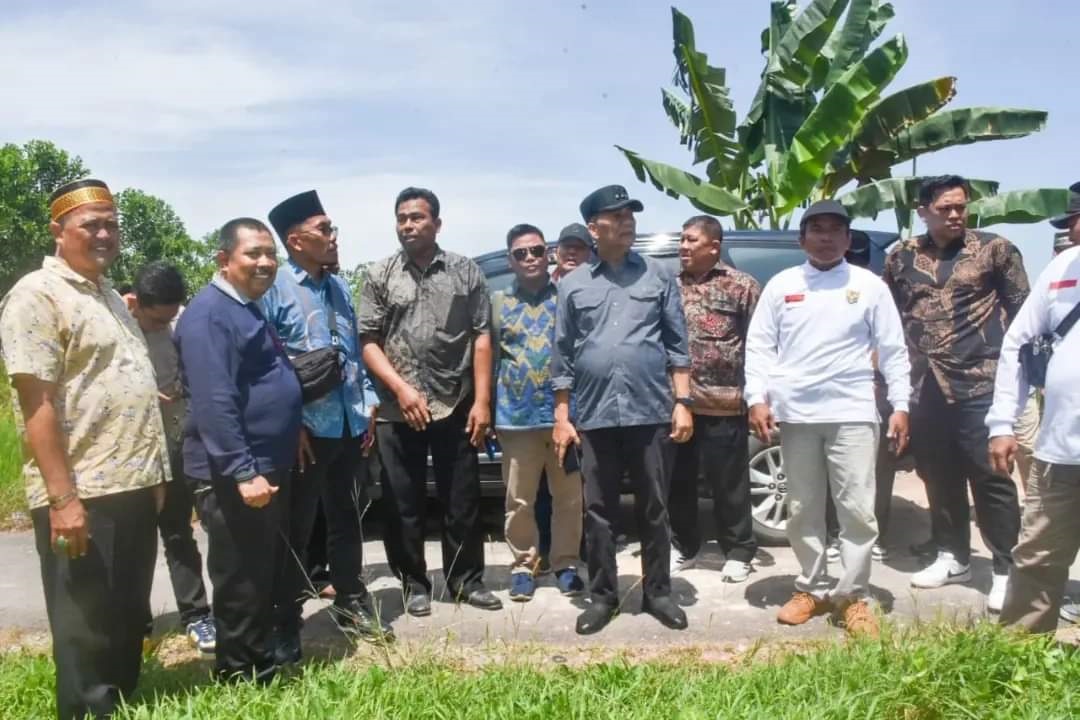Kunjungan: Penjabat Bupati Kubu Raya, Syarif Kamaruzaman bersama rombongan menyambangi Desa Sungai Ambangah untuk meninjau kesiapan pembentukan Kecamatan Kumpai Raya.