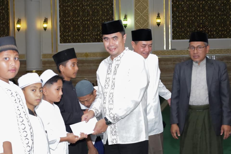SANTUNI YATIM: Asisten Sekda, Heryandi, menyantuni anak yatim di Masjid Agung Al-Ikhlas Ketapang, Sabtu (14/9) malam.