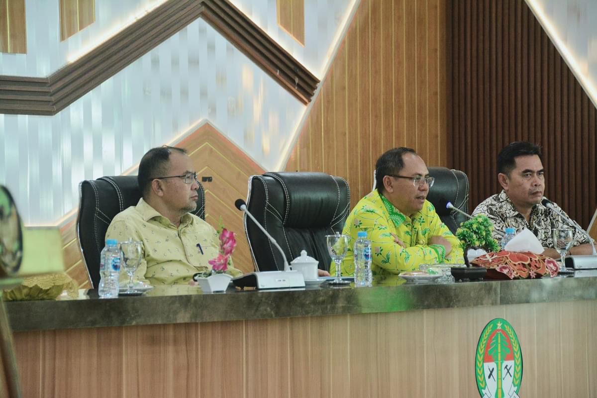RAPAT PERSIAPAN : Penjabat Sekda Ketapang, Donatus Franseda, memimpin rapat persiapan akhir napak tilas 2024 di Ruang Rapat Utama Kantor Bupati Ketapang, Jumat (13/9).