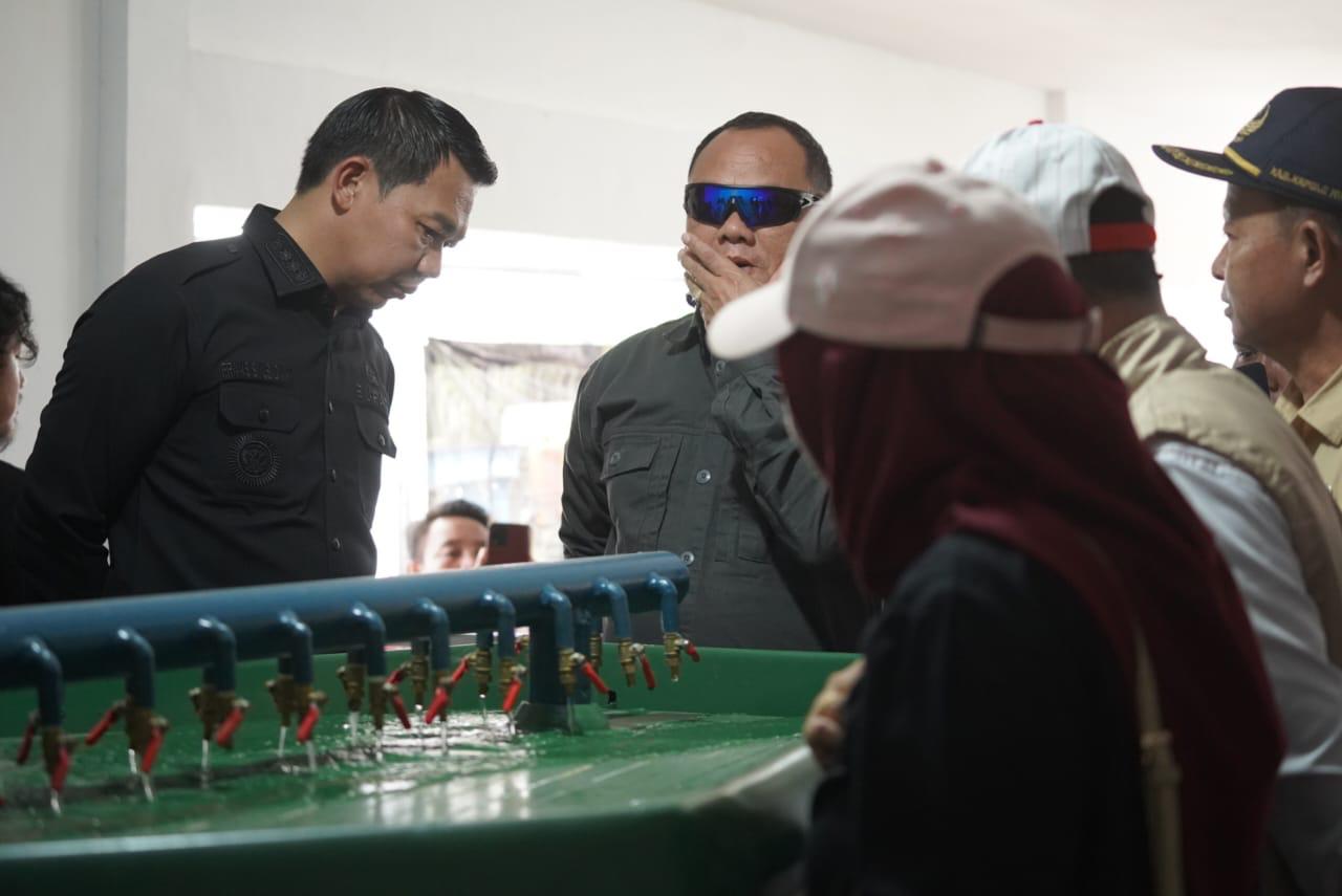 PENGECEKAN: Bupati Kapuas Hulu Fransiskus Diaan saat mengecek peralatan pengolahan emas bebas merkuri.
