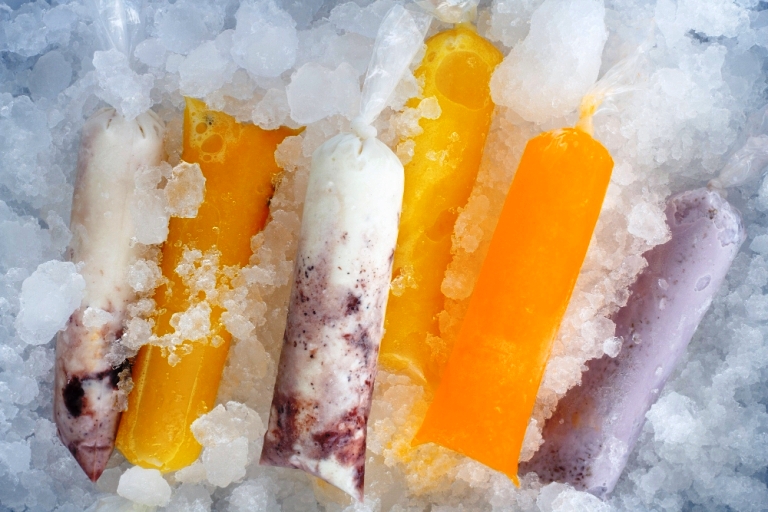 Ilustrasi freezer kulkas penuh dengan bunga es. (FREEPIK)