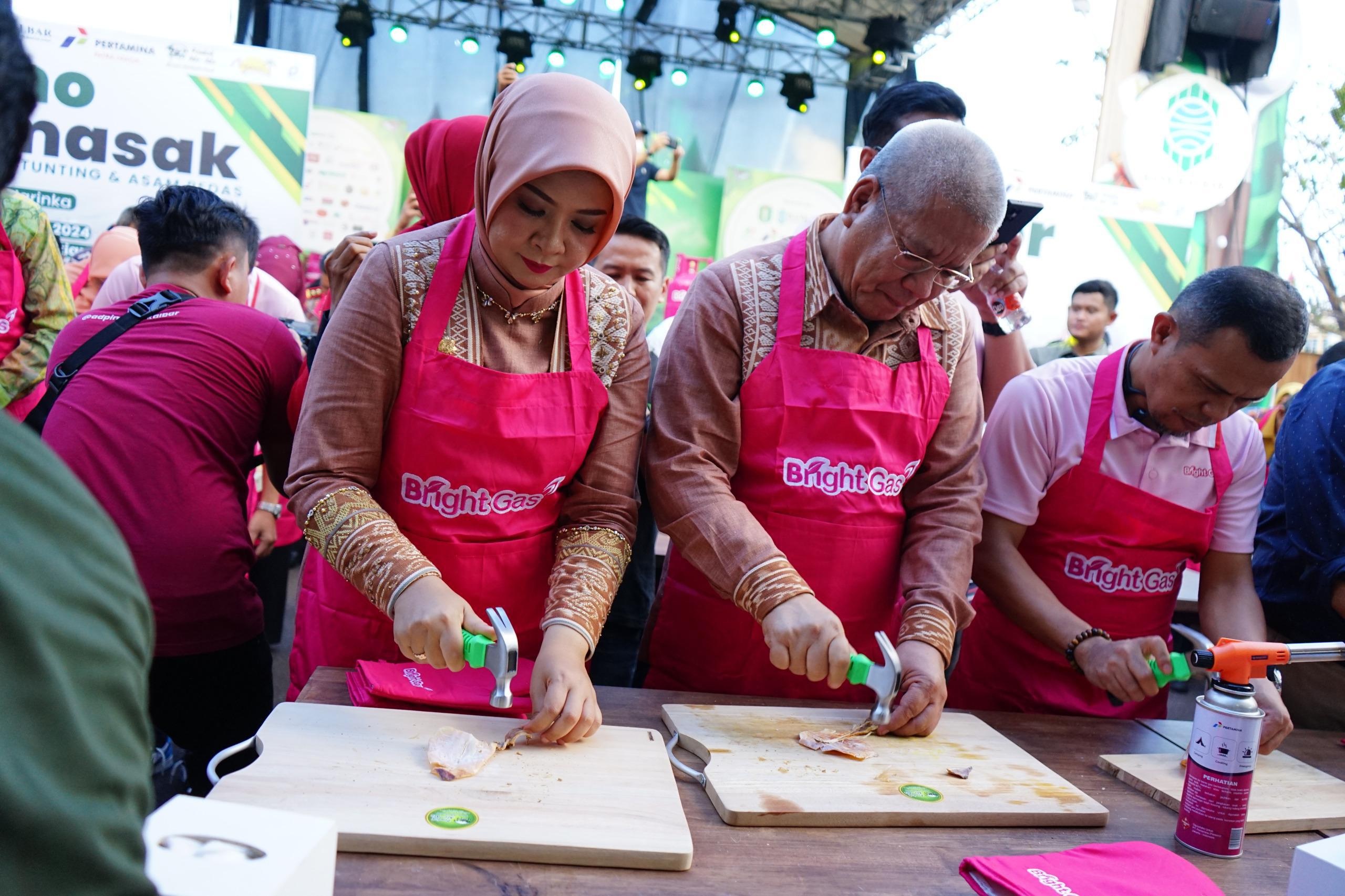 TARIK WISATAWAN: Pj Gubernur Kalbar, Harisson bersama Kadisporapar Kalbar, Windy Prihastari mengikuti pemecahan rekor Muri sotong pangkong terbanyak dalam gelaran Kalbar Food Festival 2024.
