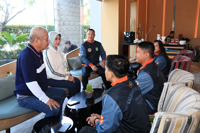 ATLET PON: Pj Gubernur Kalbar, Harisson bersama Kadisporapar Kalbar, Windy Prihastari berbincang bersama atlet Kalbar yang mengikuti PON XXI, saat berkunjung ke Kota Medan, Kamis (12/9) lalu.