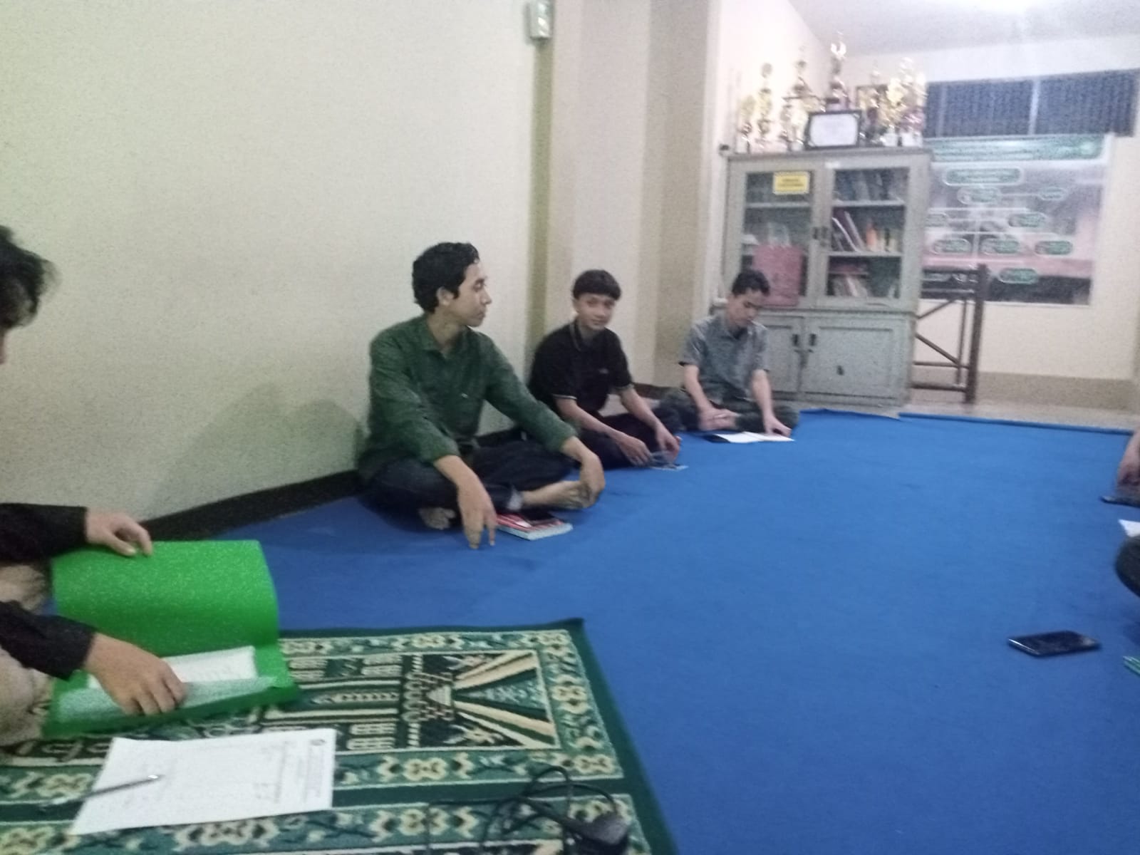 DISKUSI : Suasana diskusi mahasiswa pantai utara.
