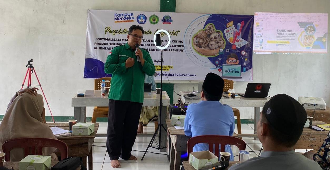 Ketua Tim PKM, Nawawi, M.Pd memberikan pemaparan materi pentingnya manajemen dalam budidaya burung puyuh dan tata kelola pemasaran secara online.