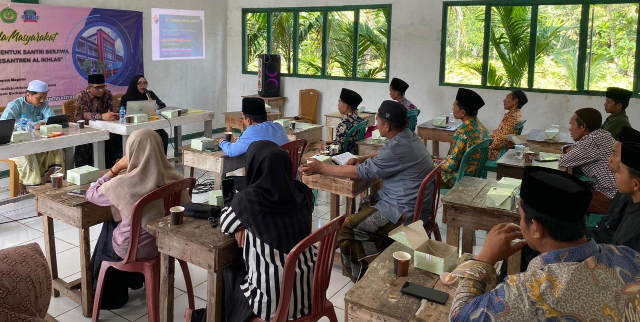 Dr. Emi Tipuk Lestari, M.Pd (paling kanan) saat menyampaikan materi pada kegiatan PKM Program Studi Pendidikan Biologi Universitas PGRI Pontianak di Pondok Pesantren Al-Ikhlas di Kuala Mandor B.