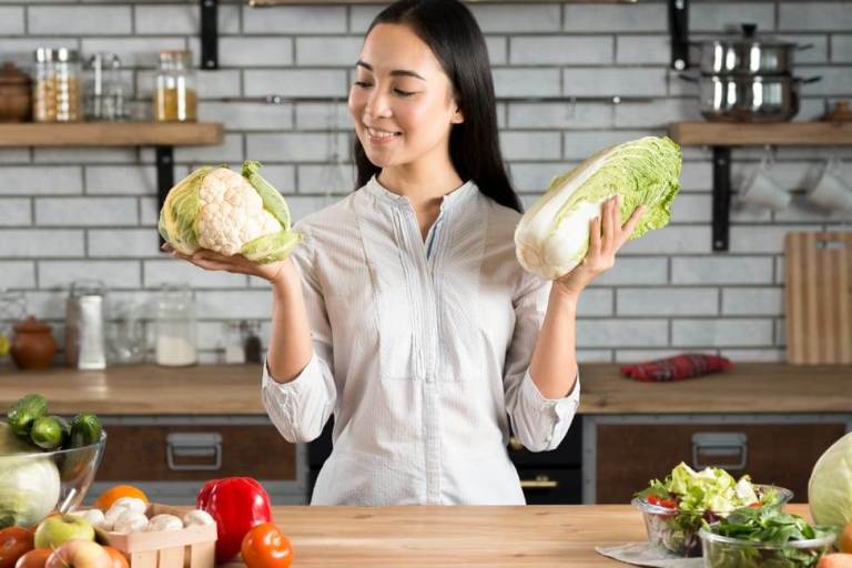 Ilustrasi mengolah sayur agar tidak menghilangkan kandungan gizinya. (FREEPIK)