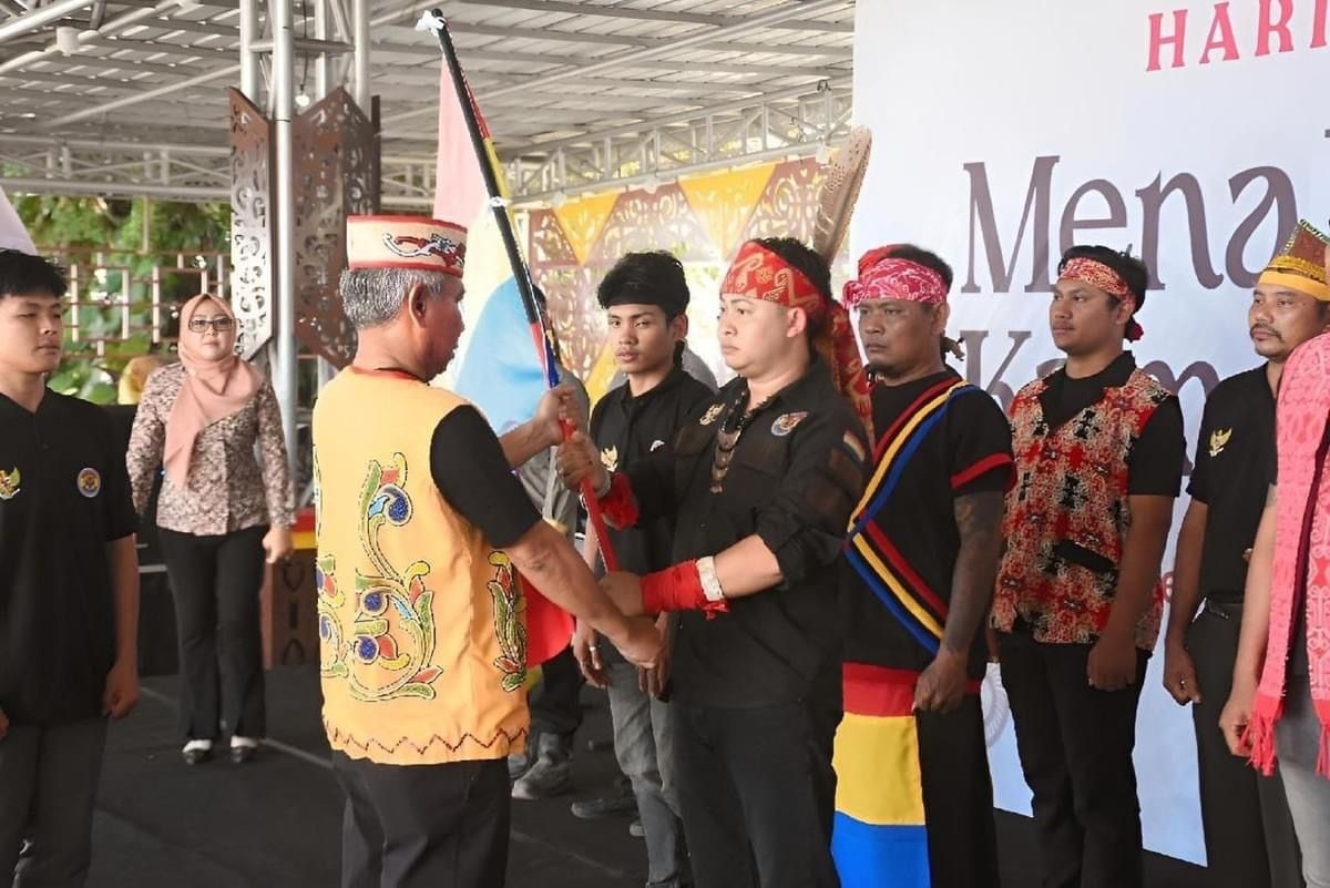 ULANG TAHUN: Bupati Ketapang, Martin Rantan menghadiri peringatan HUT ke-2 Menalau Kamang Tarigas di Balai Sungai Kedang Ketapang, Sabtu (14/9).