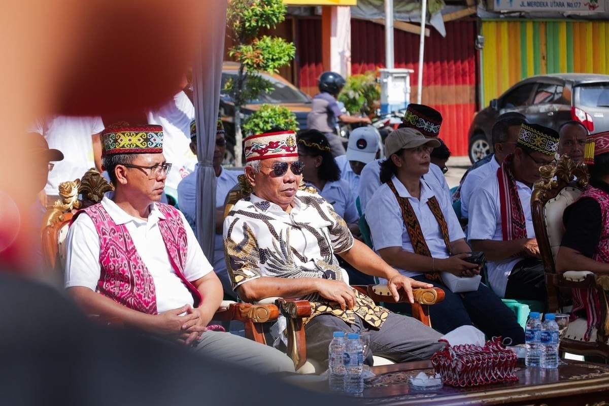 RITUAL ADAT: Bupati Ketapang, Martin Rantan, mengikuti ritual adat di Tugu Perdamaian, Senin (16/9).