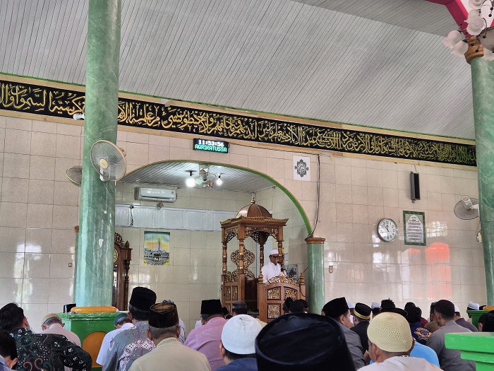 KHATIB: Penjabat Bupati Kayong Utara, Alfian saat menjadi khatib pada pelaksanaan sholat Jumat di Masjid Al Qudsi, pekan lalu.