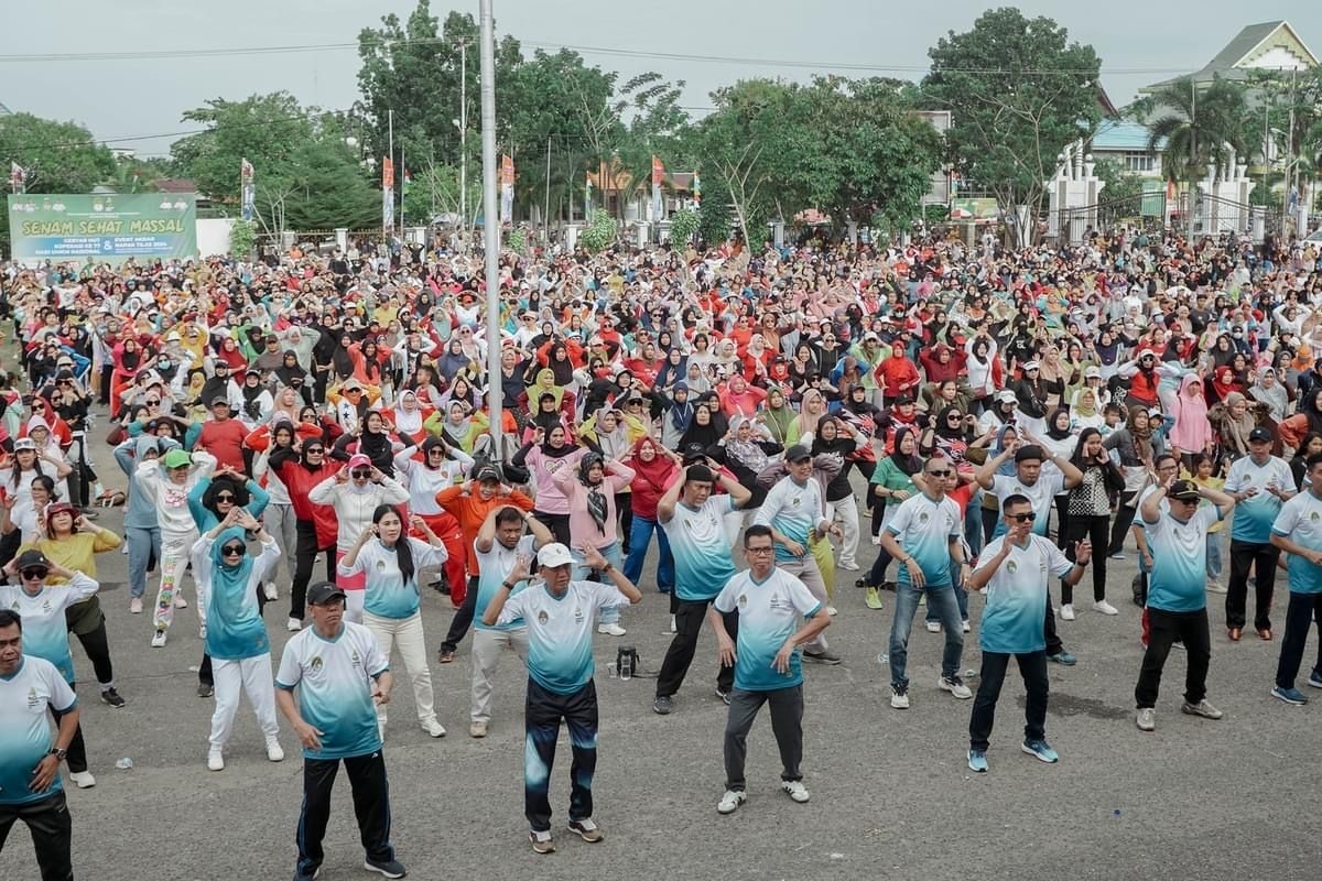 SENAM MASSAL: Ribuan orang mengikuti senam massal di halaman Kantor Bupati Ketapang, Minggu (15/9).
