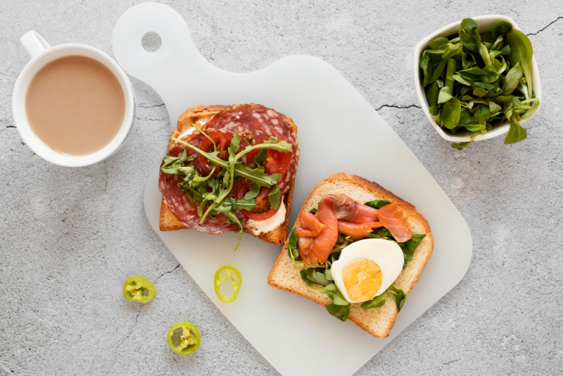 Ilustrasi sarapan sehat kaya protein. (FREEPIK)