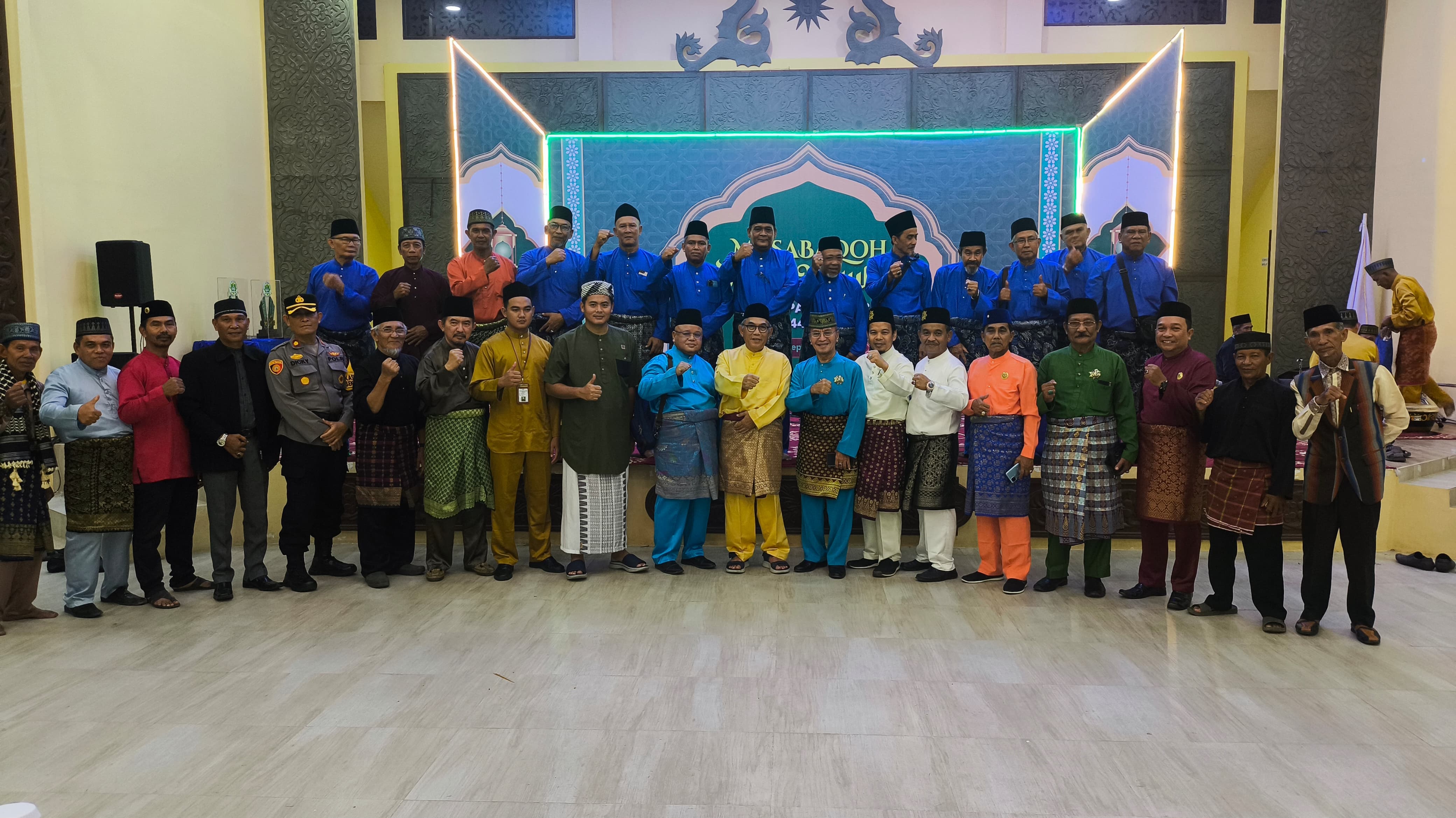 DIABADIKAN: Para pengurus MABM dan udangan Musabaqah Dzikir Maulid berfoto bersama di Rumah Melayu pada Senin (17/9) malam.