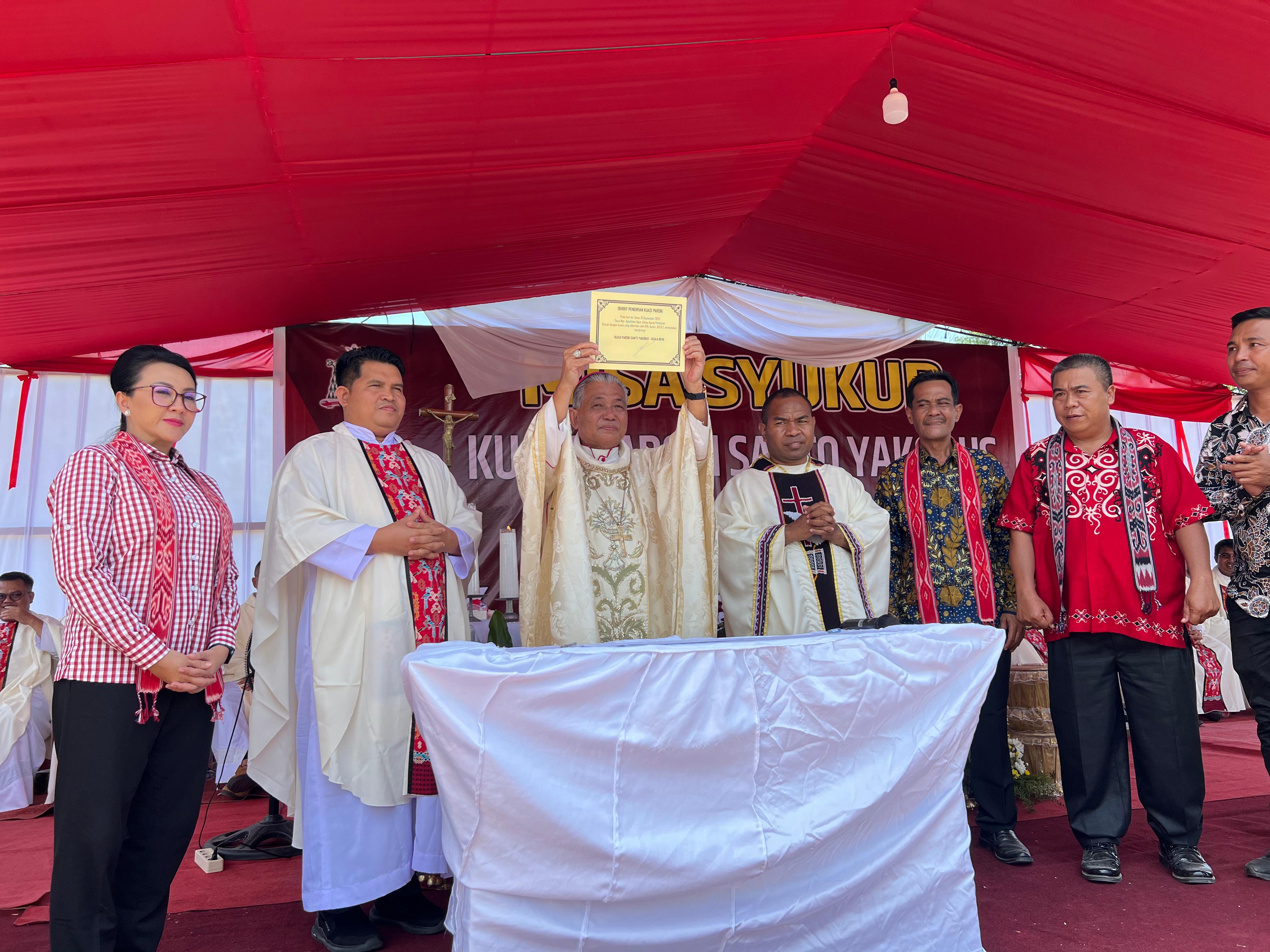 RESMIKAN: Uskup Agung Pontianak Mgr Agustinus Agus meresmikan dan melaksanakan serah terima Paroki Induk Salib Suci Ngabang ke Kuasi Paroki Santo Yakobus Kuala Behe.