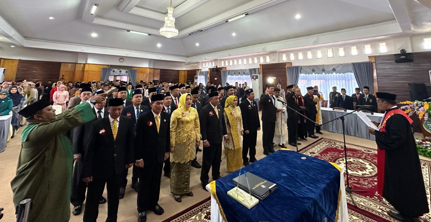 DPRD : Pengambilan sumpah dan janji jabatan 35 Anggota DPRD Mempawah periode 2024-2029.