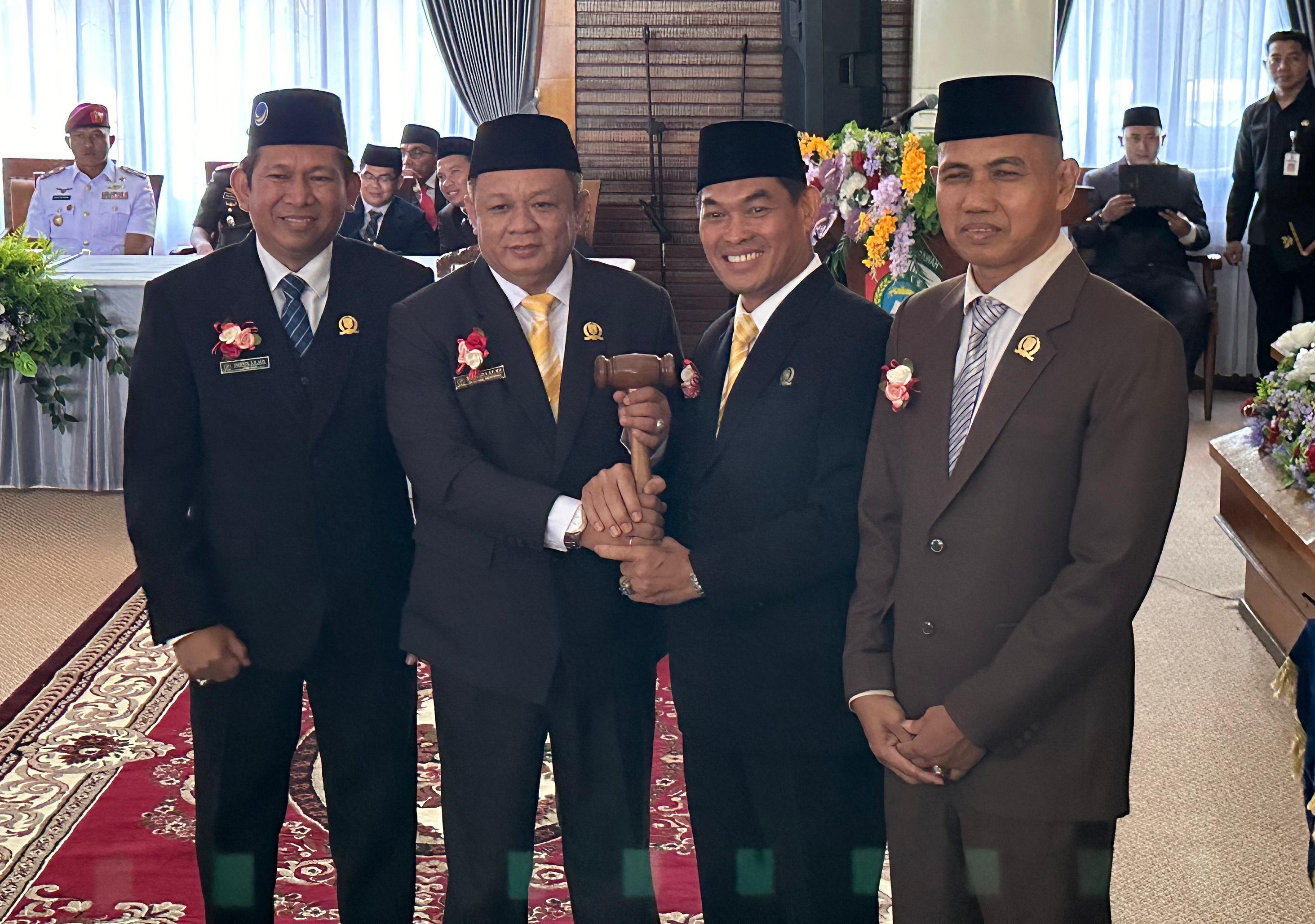 PIMPINAN : Safruddin menerima palu dari Pimpinan DPRD Mempawah periode 2019-2024.